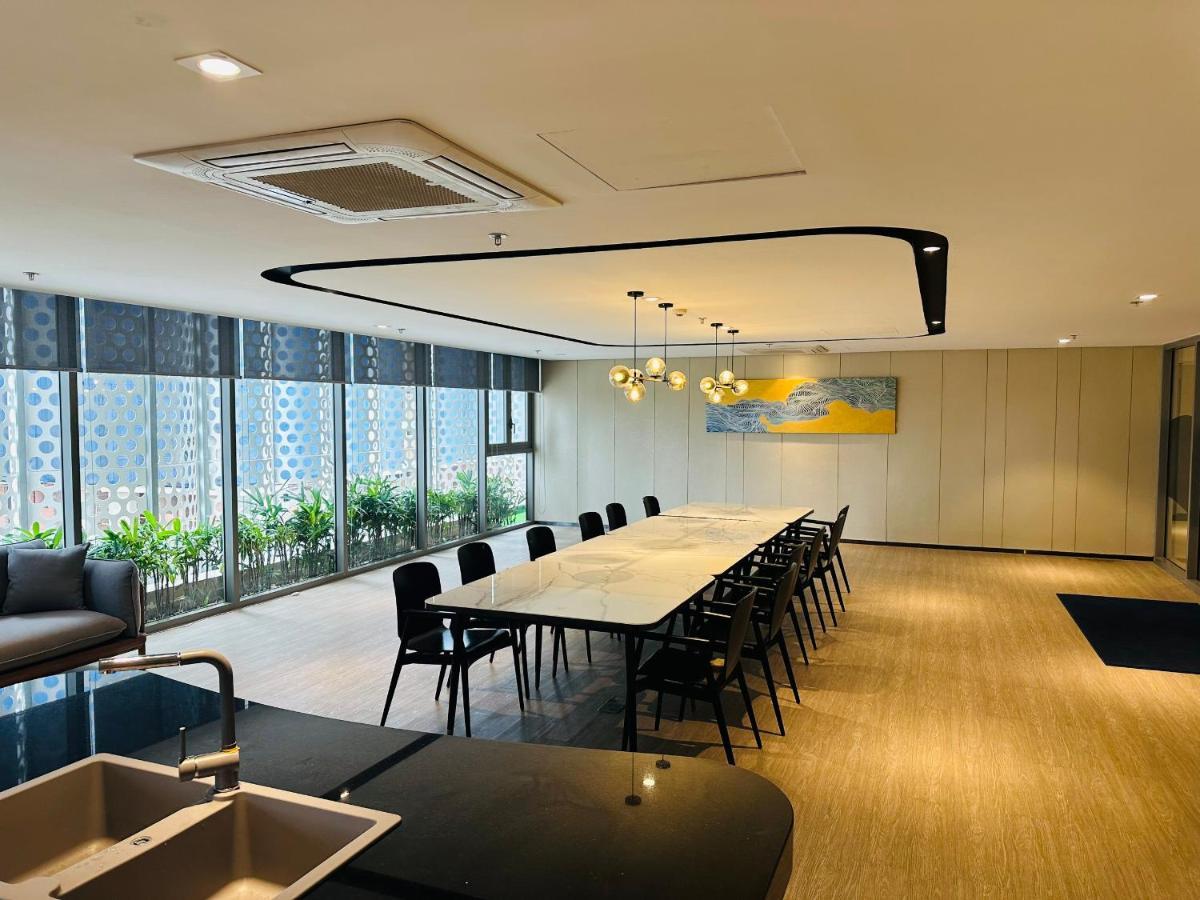The Song Vung Tau Condotel: Beachfront 5-Star Apartment with Infinity Pool Exterior photo