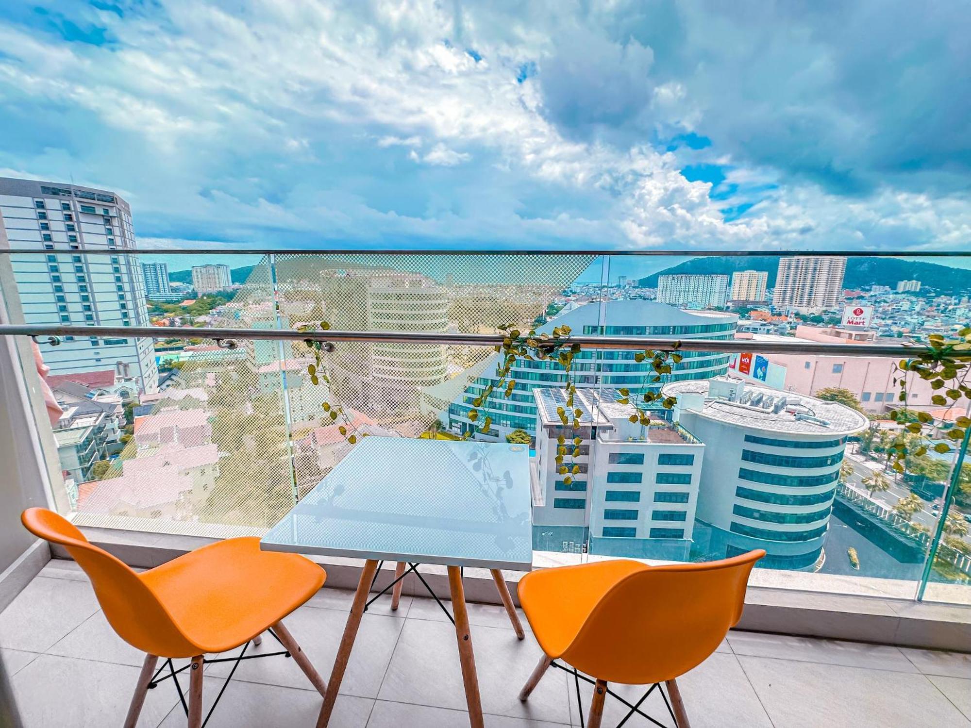 The Song Vung Tau Condotel: Beachfront 5-Star Apartment with Infinity Pool Exterior photo